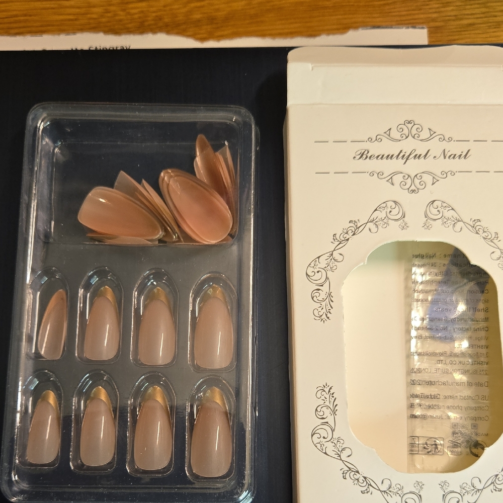 Beautiful Nail Press-On Set in Nude and Gold